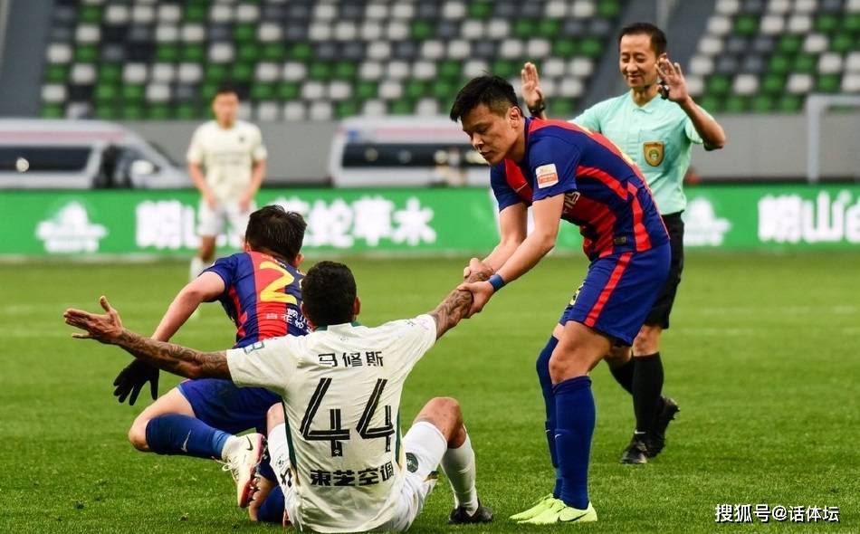 关于国际比赛日中超焦点战；印第安纳步行者门线救险；引发热议；控场能力受关注的信息